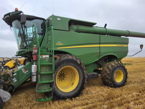 2017 John Deere S680 Combine