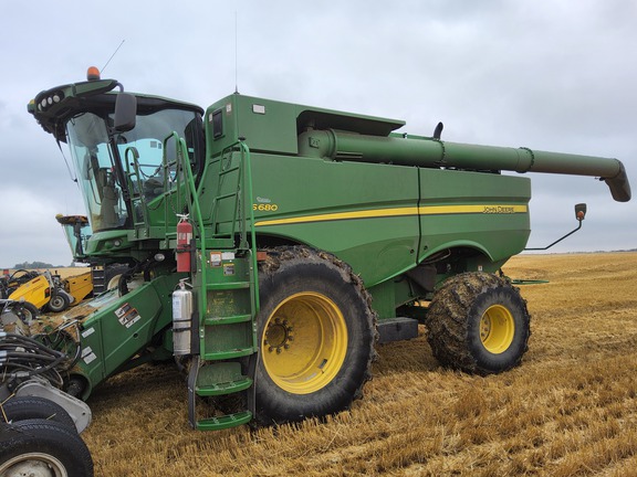 2017 John Deere S680 Combine