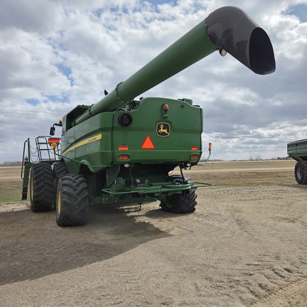 2017 John Deere S680 Combine