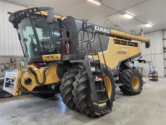 2019 CLAAS 740 Combine