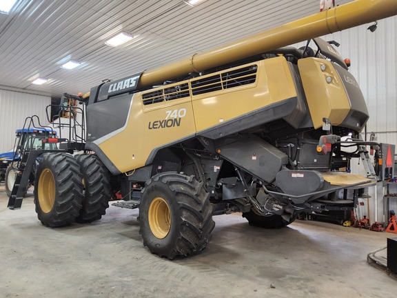 2019 CLAAS 740 Combine
