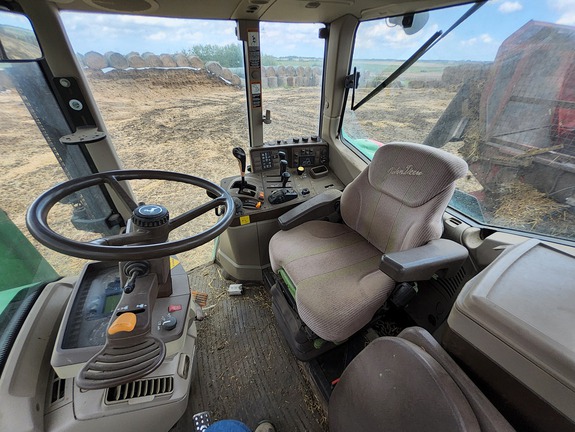 2005 John Deere 7520 Tractor