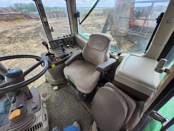 2005 John Deere 7520 Tractor