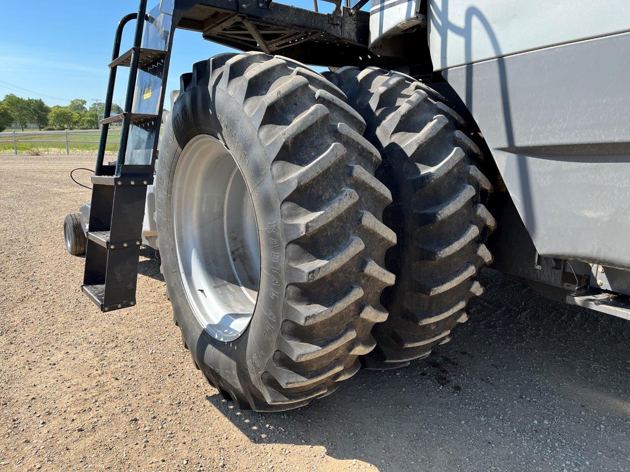 2011 AGCO Gleaner A86 w/ 4200-15' PU Combine