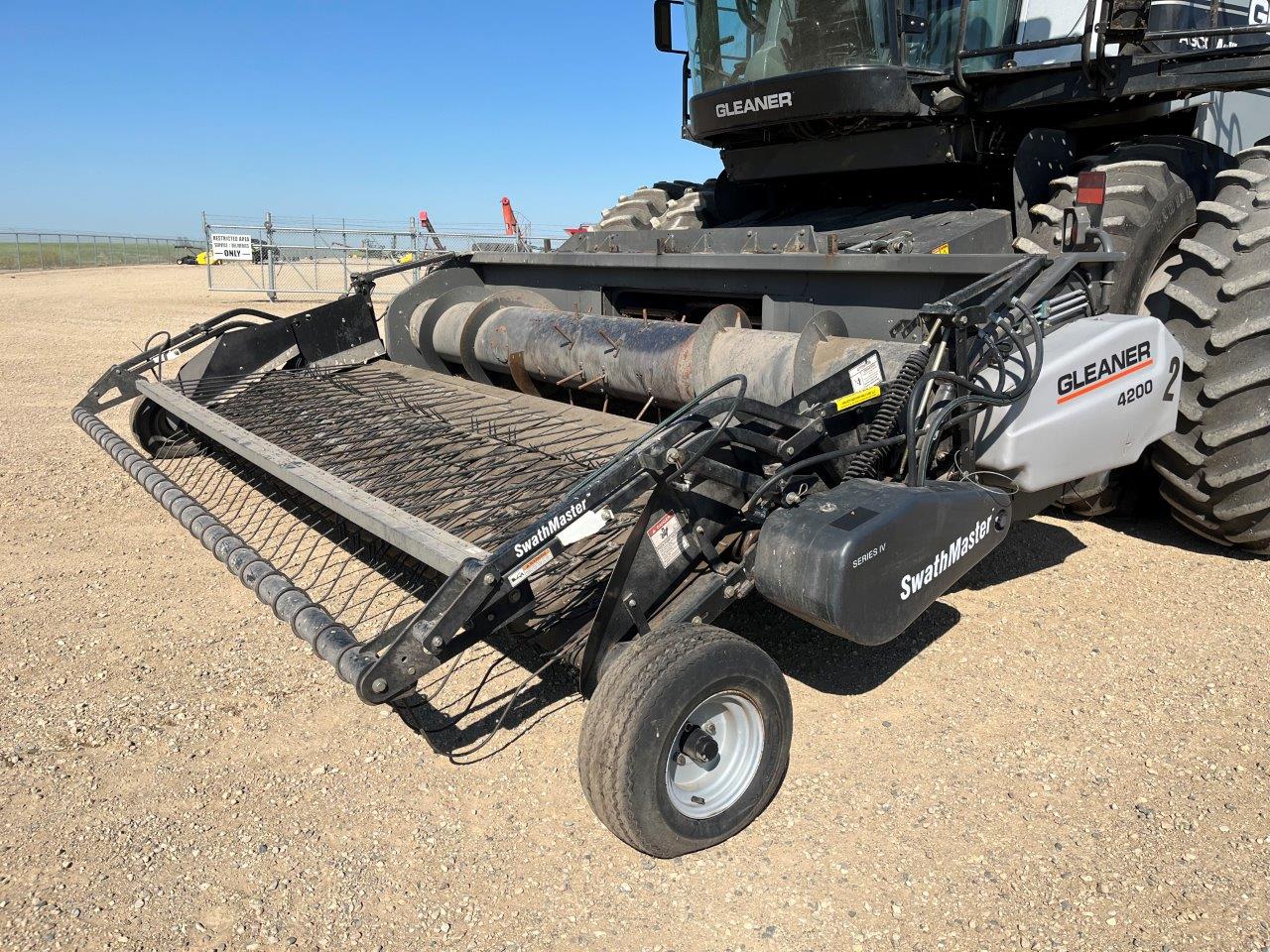 2011 AGCO Gleaner A86 w/ 4200-15' PU Combine