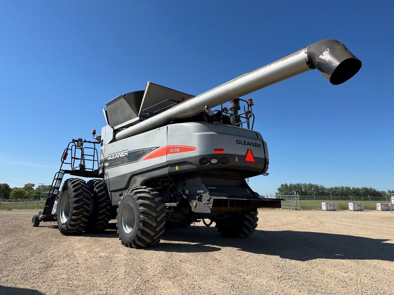 2011 AGCO Gleaner A86 w/ 4200-15' PU Combine