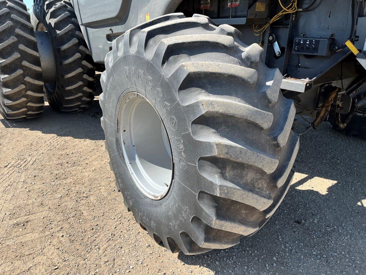 2011 AGCO Gleaner A86 w/ 4200-15' PU Combine