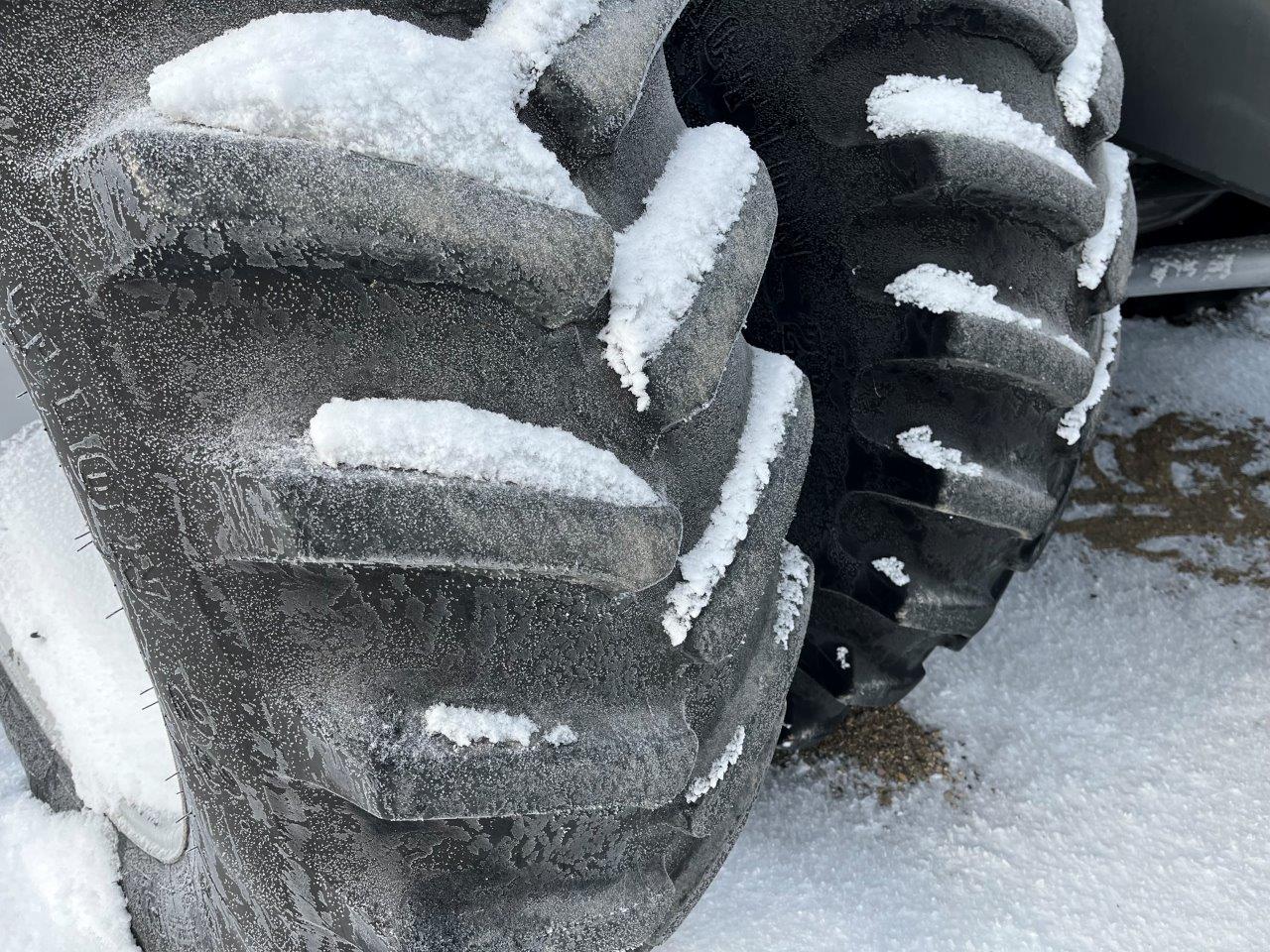 2011 AGCO Gleaner A86 w/ 4200-15' PU Combine