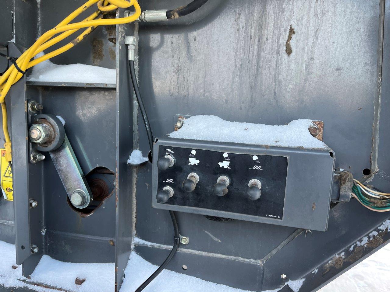 2011 AGCO Gleaner A86 w/ 4200-15' PU Combine