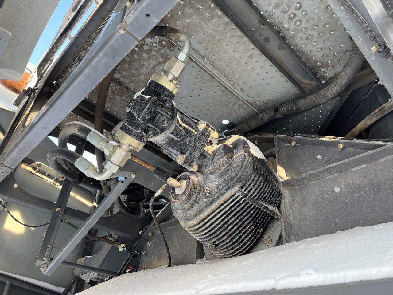 2011 AGCO Gleaner A86 w/ 4200-15' PU Combine