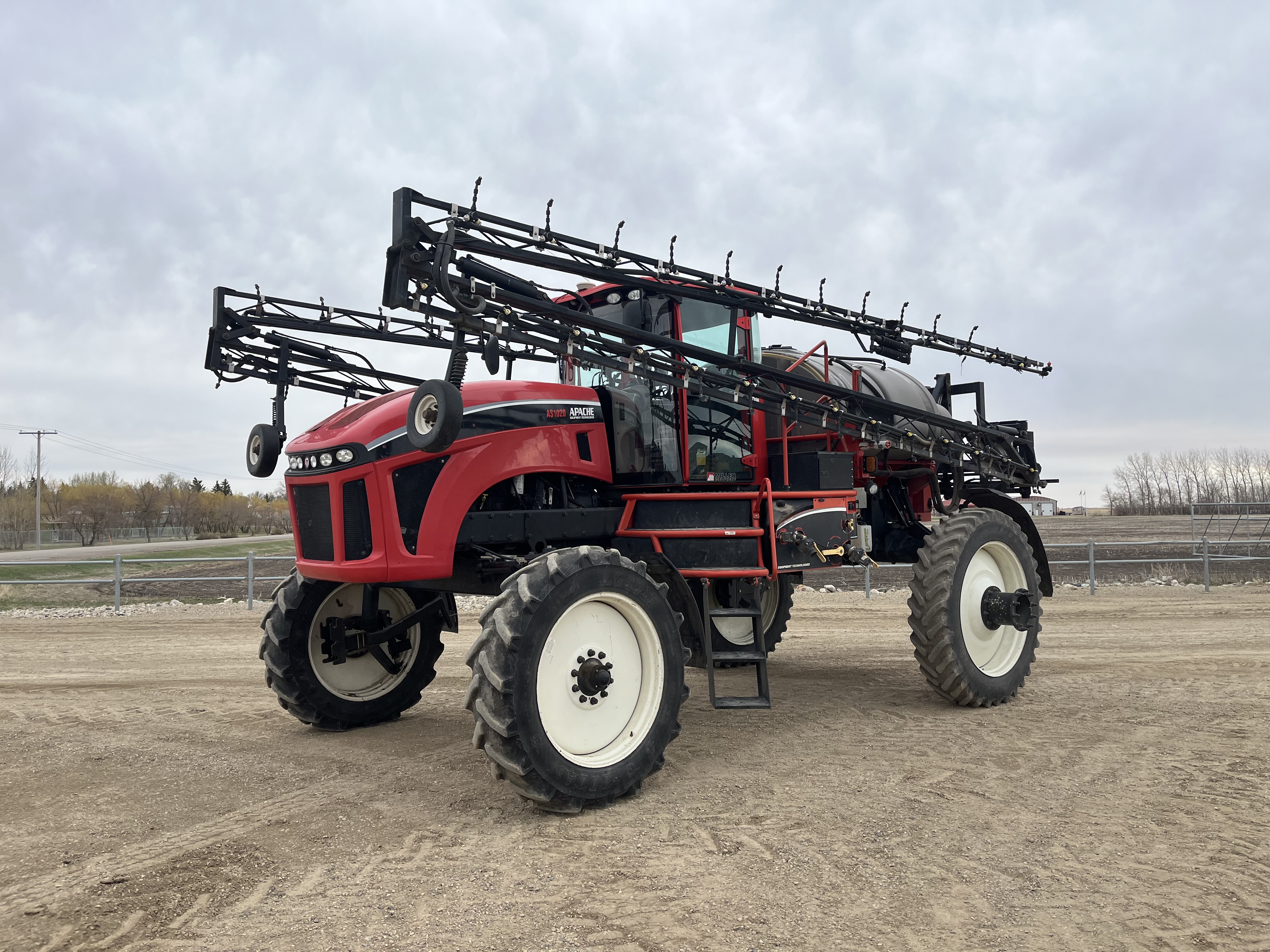 2011 Apache AS1020 Sprayer/High Clearance