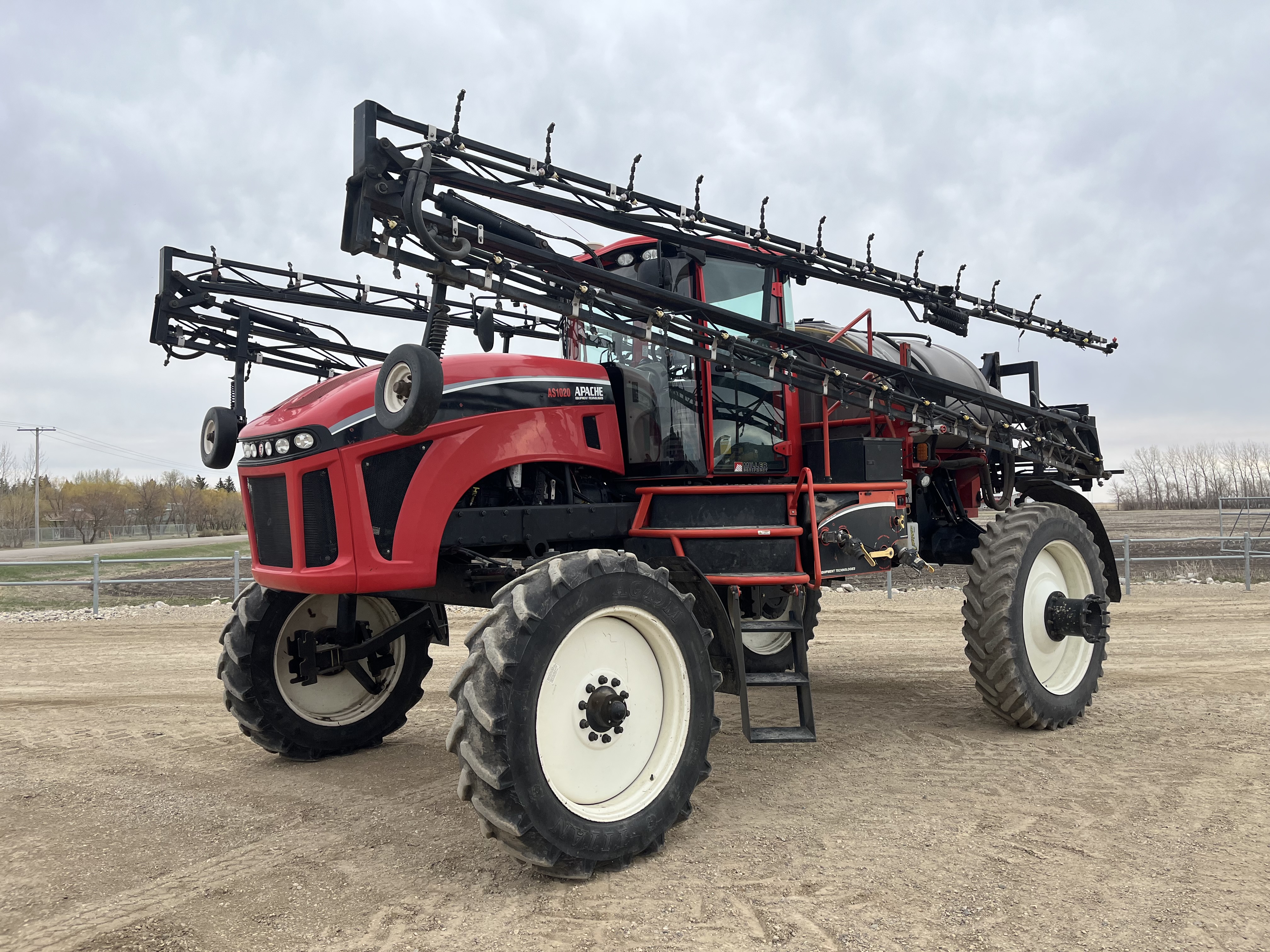 2011 Apache AS1020 Sprayer/High Clearance