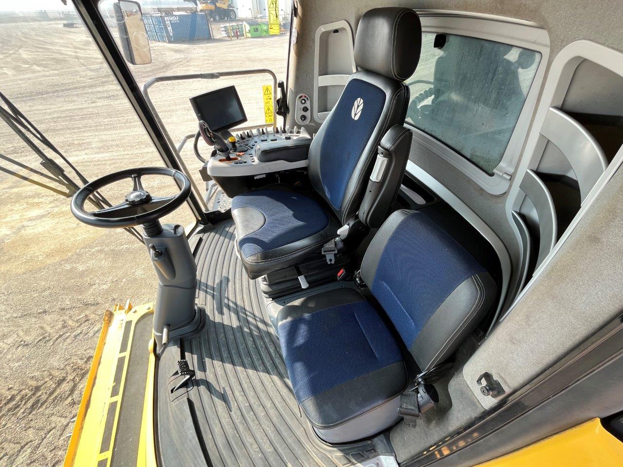 2017 New Holland CR8.90 Combine