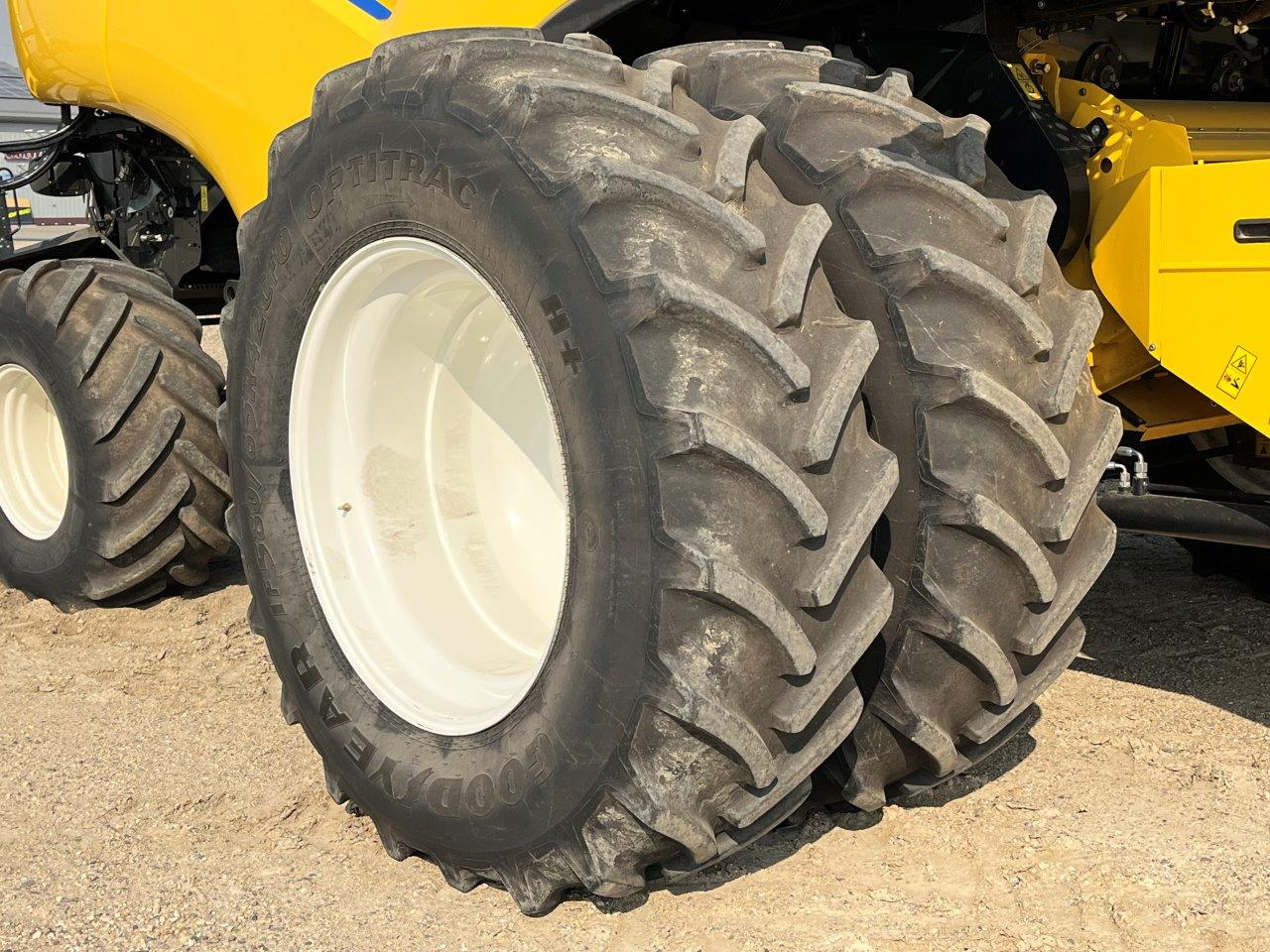 2017 New Holland CR8.90 Combine