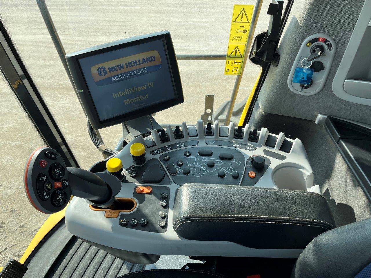 2017 New Holland CR8.90 Combine