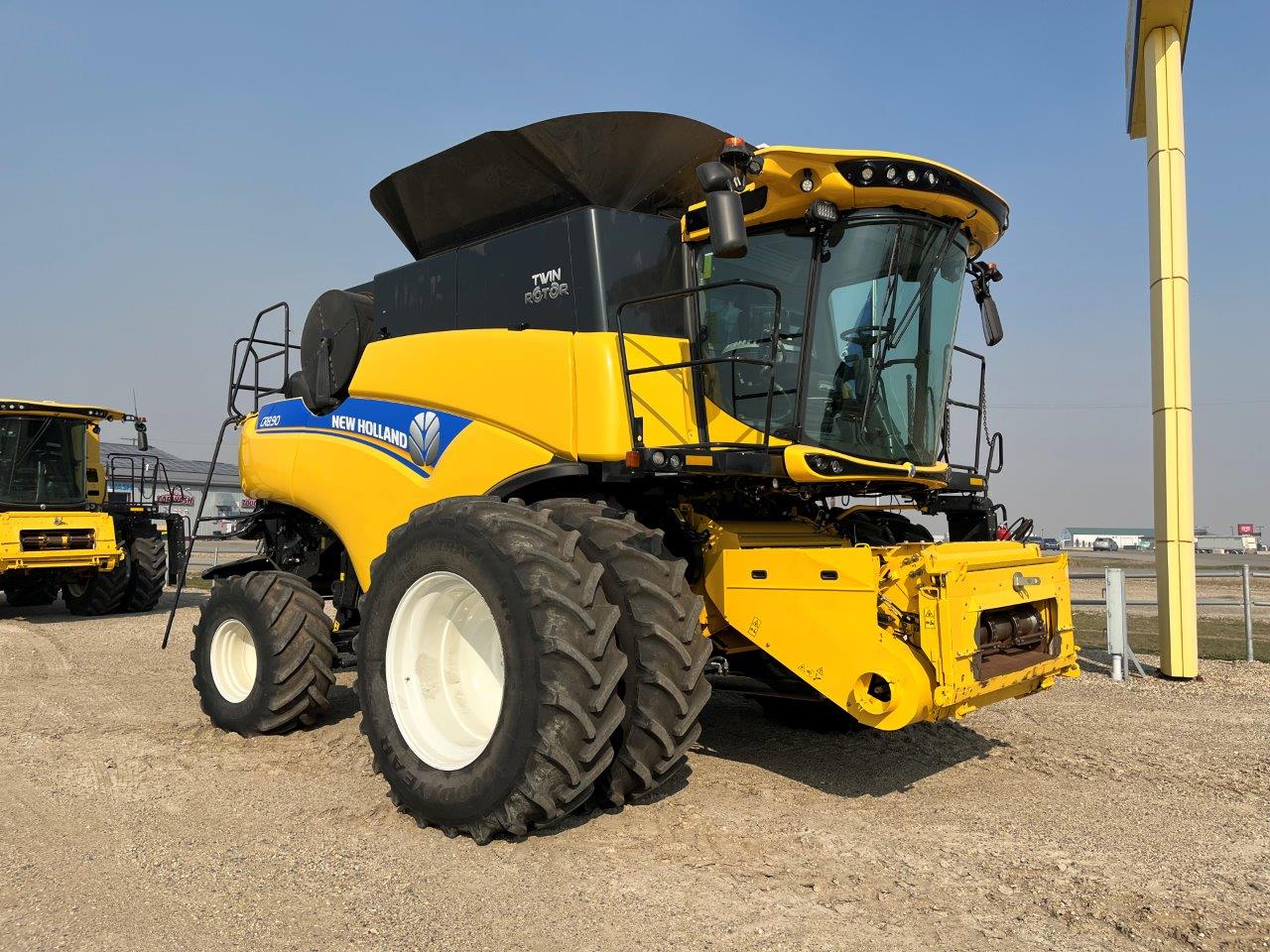 2017 New Holland CR8.90 Combine