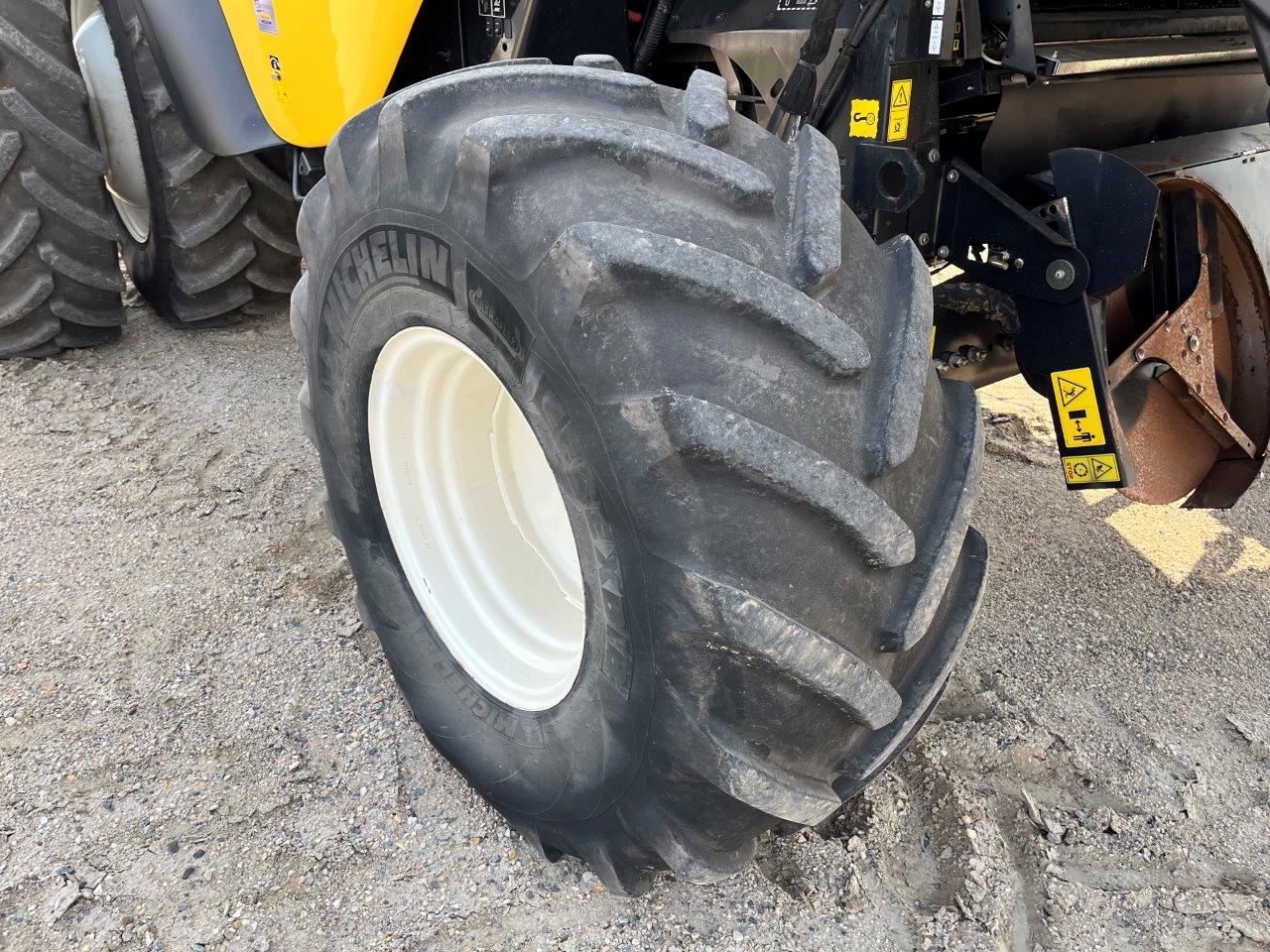 2017 New Holland CR8.90 Combine