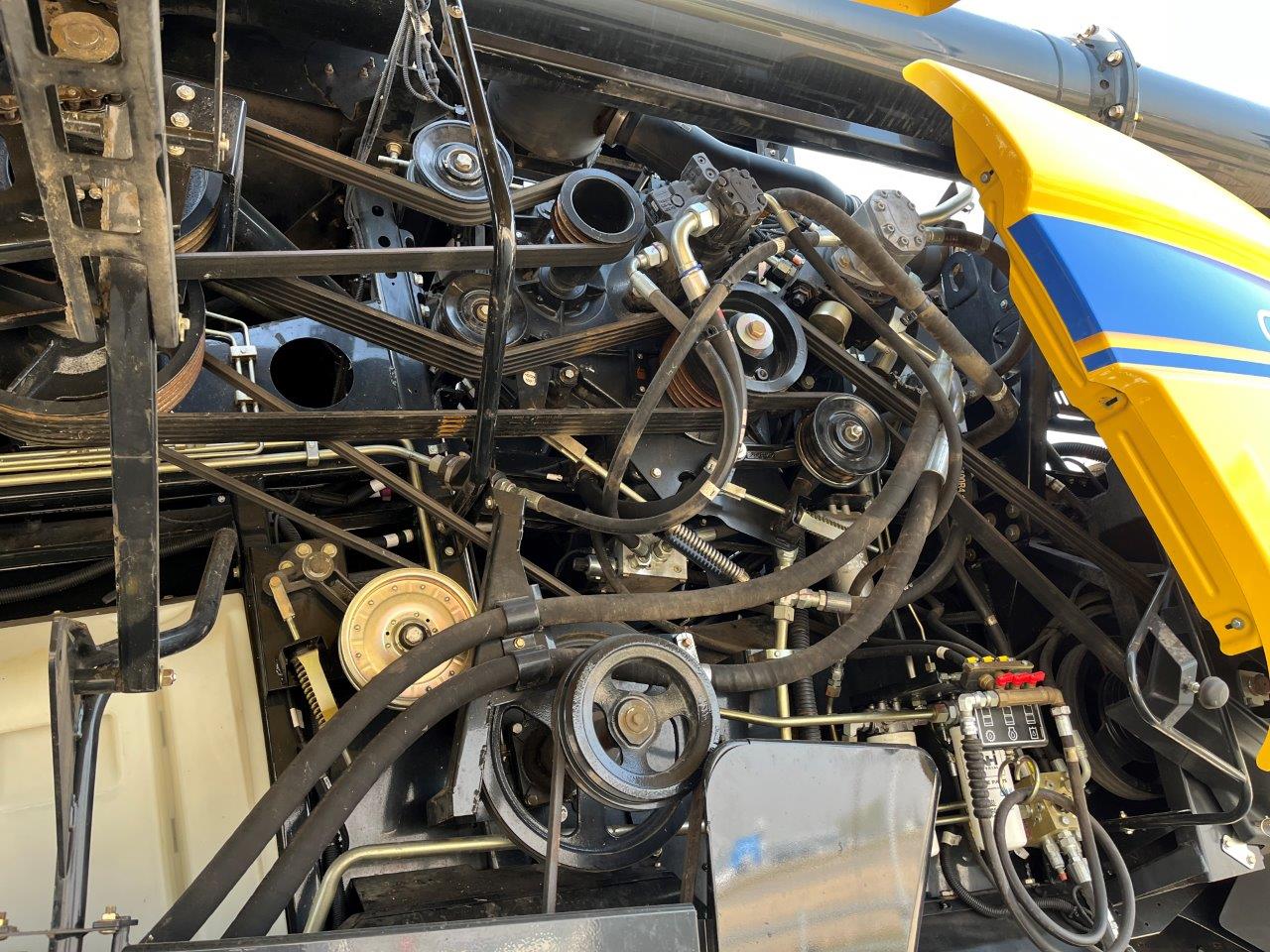 2017 New Holland CR8.90 Combine