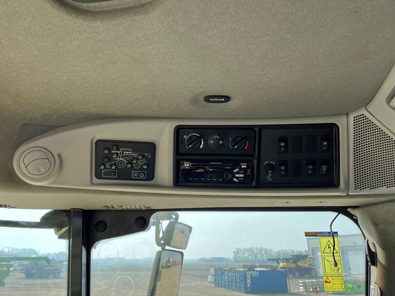 2017 New Holland CR8.90 Combine