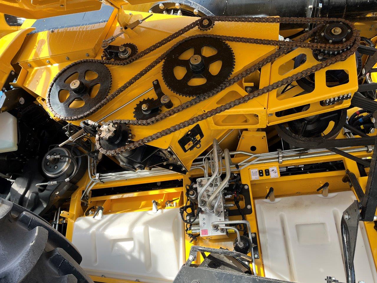 2025 New Holland CR8.90 Combine