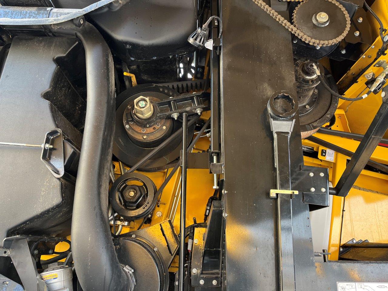 2025 New Holland CR8.90 Combine