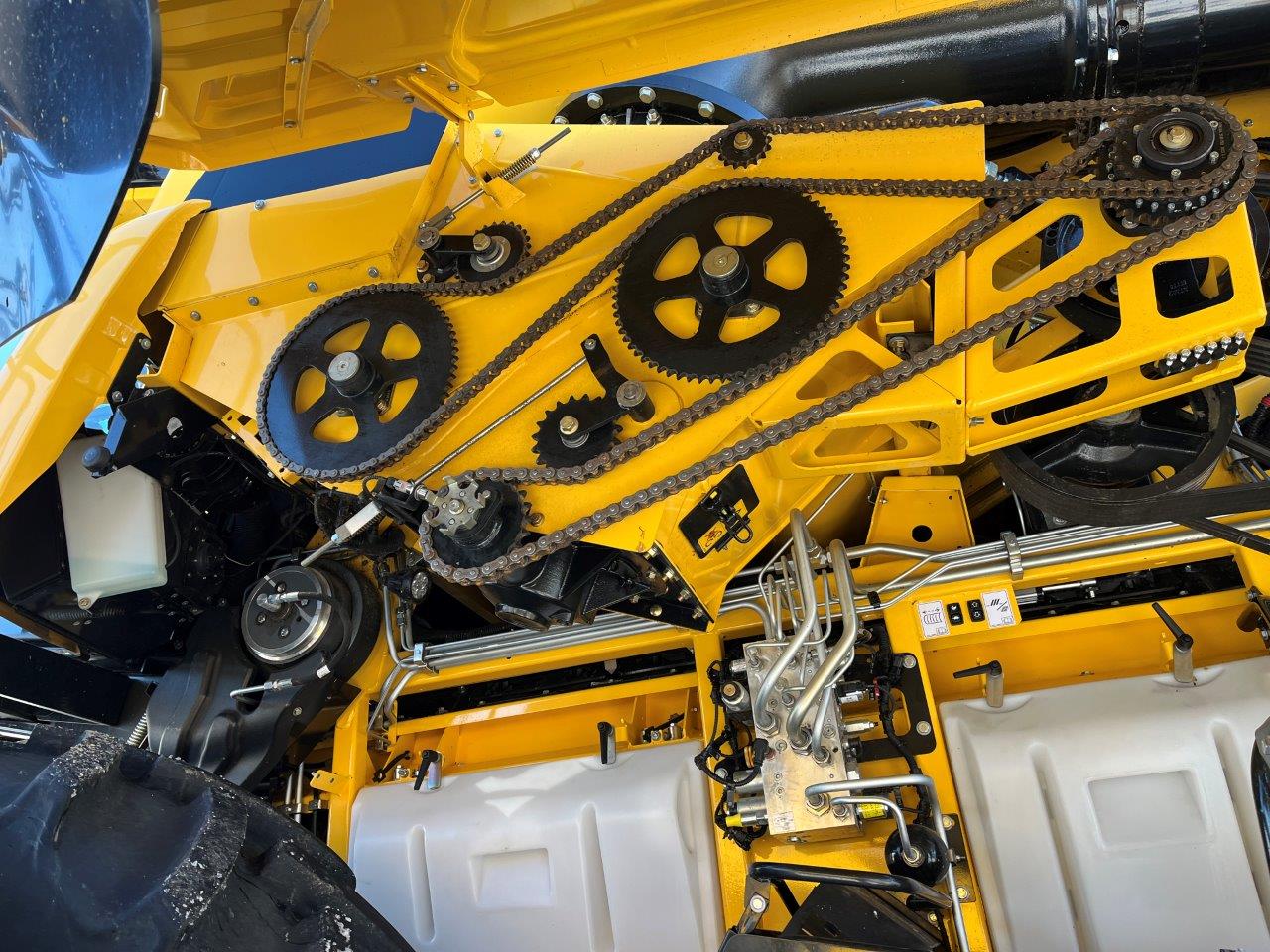 2025 New Holland CR8.90 Combine