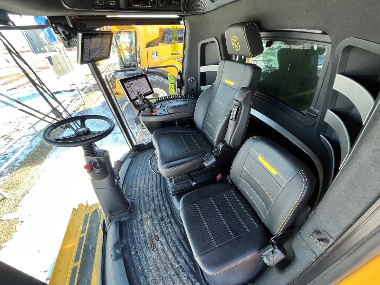 2025 New Holland CR8.90 Combine