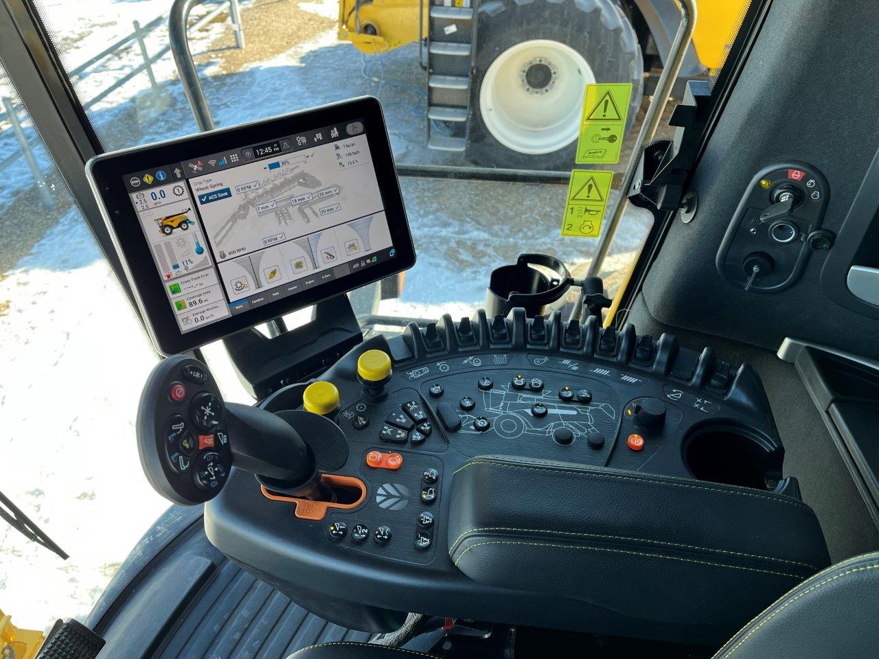 2025 New Holland CR8.90 Combine