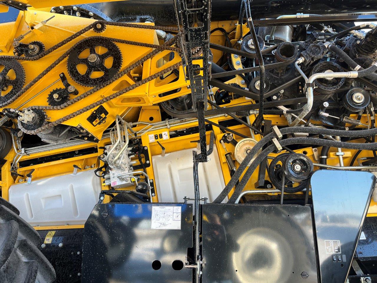 2025 New Holland CR8.90 Combine