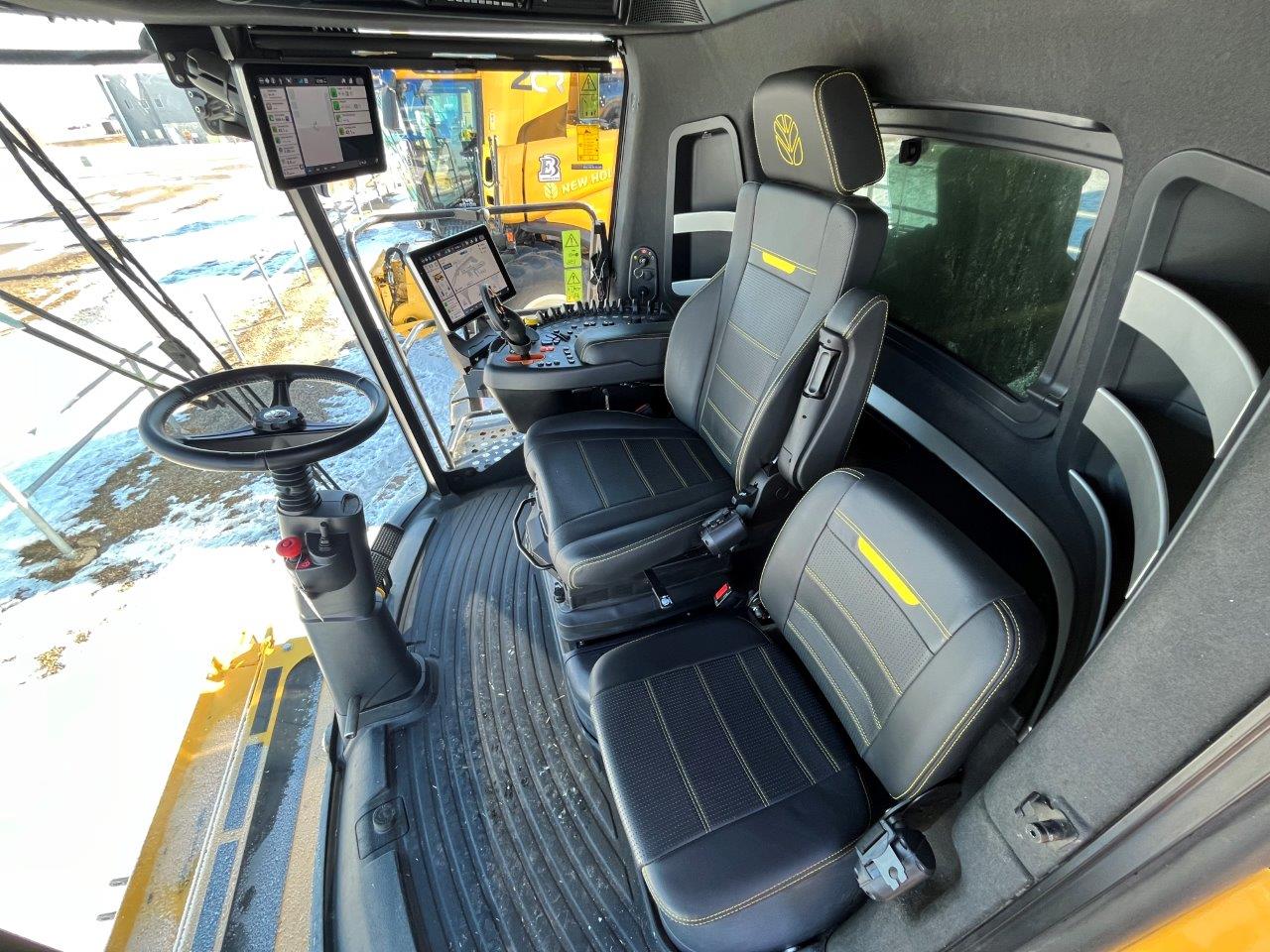 2025 New Holland CR8.90 Combine