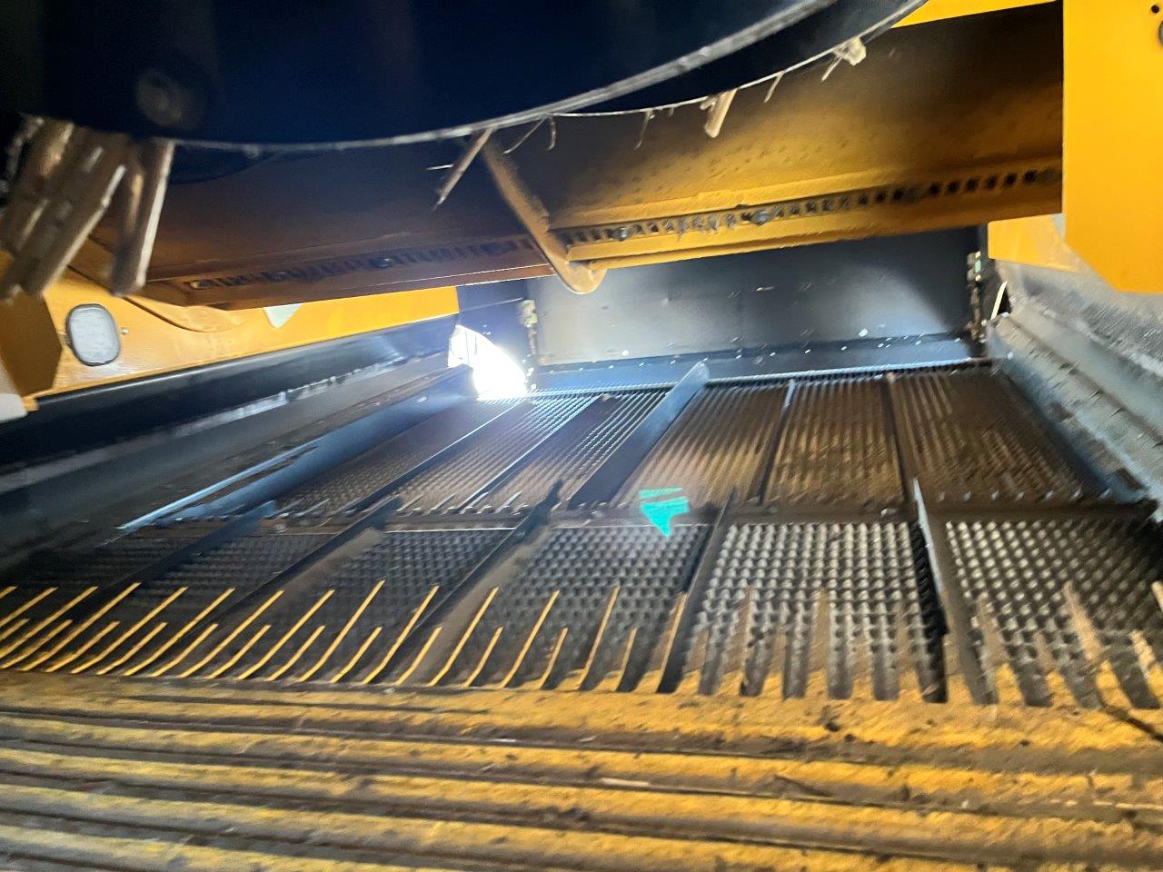 2025 New Holland CR8.90 Combine