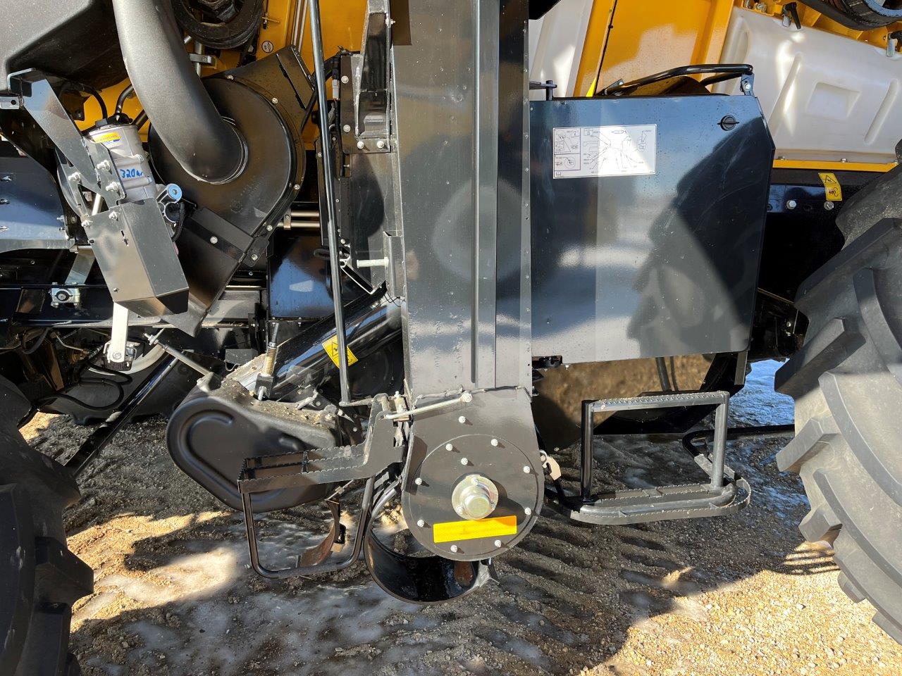 2025 New Holland CR8.90 Combine