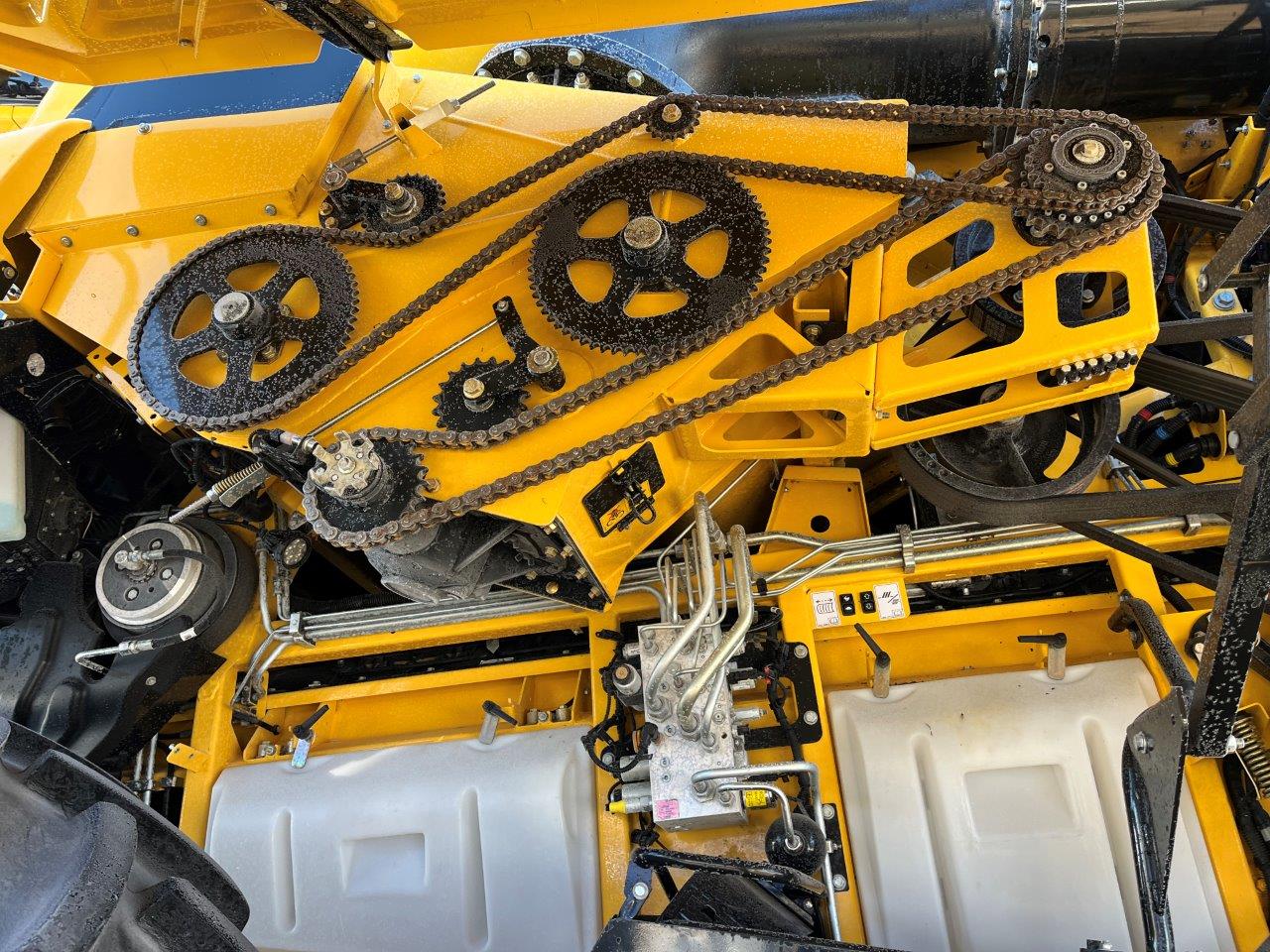 2025 New Holland CR8.90 Combine