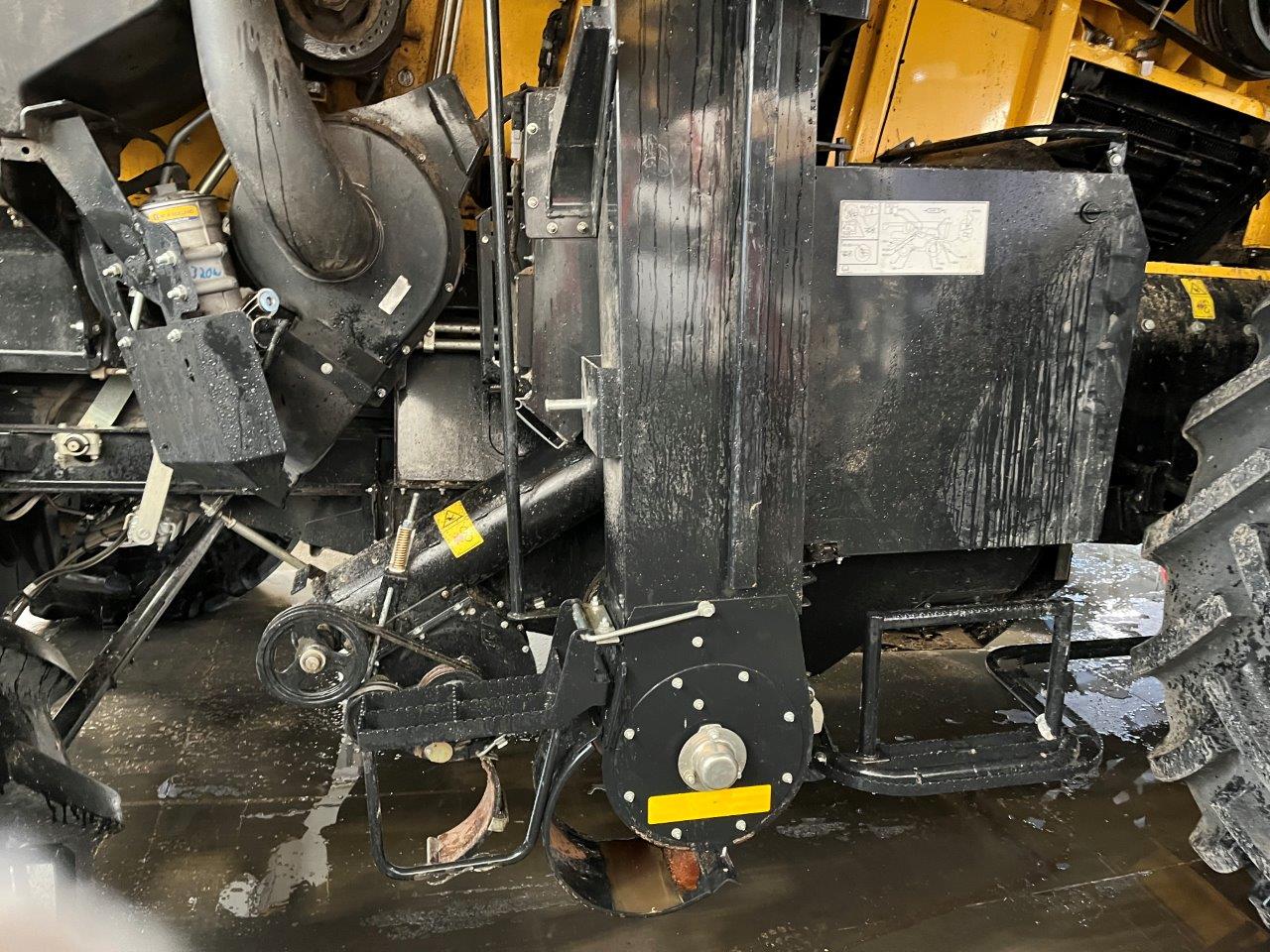 2025 New Holland CR8.90 Combine