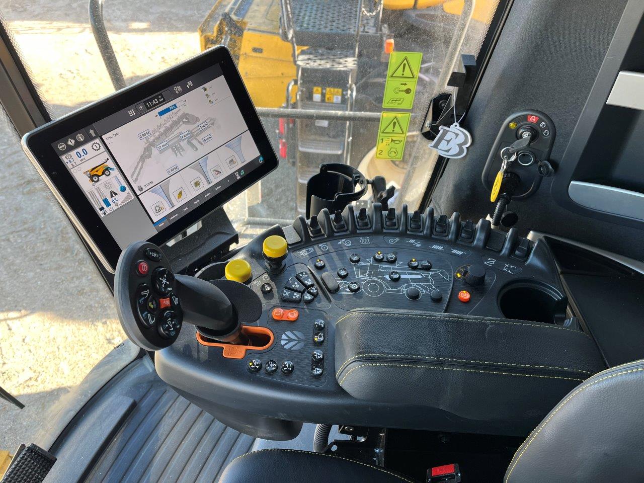 2025 New Holland CR8.90 Combine