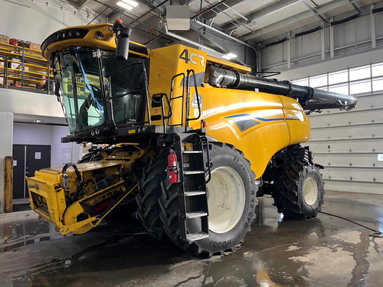 2025 New Holland CR8.90 Combine