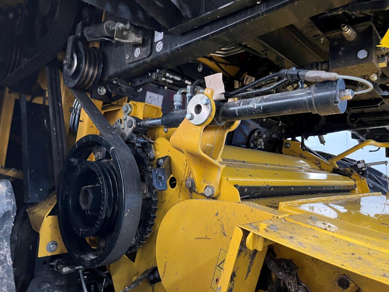 2025 New Holland CR8.90 Combine