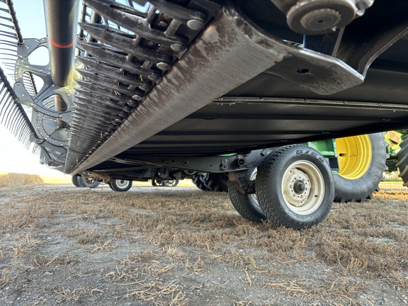 2009 MacDon D60-40 Header Combine