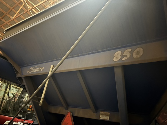 2014 Demco 850 Grain Cart