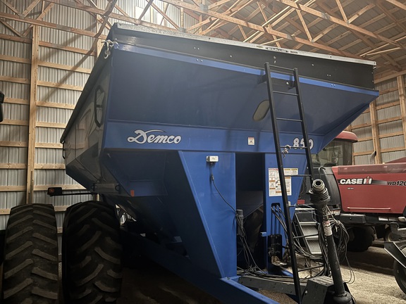 2014 Demco 850 Grain Cart