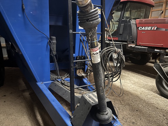 2014 Demco 850 Grain Cart