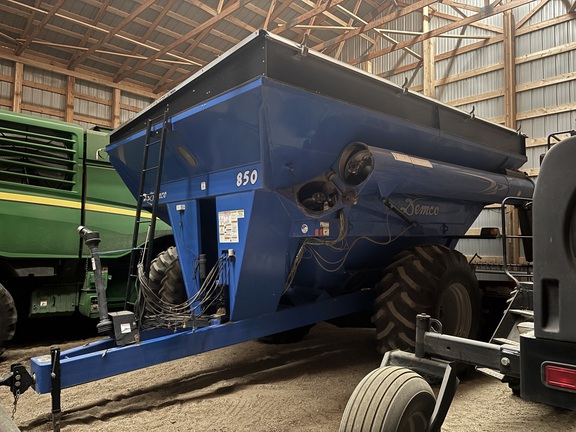2014 Demco 850 Grain Cart
