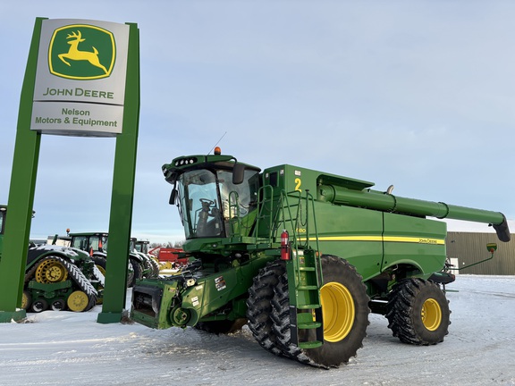 2017 John Deere S680 Combine