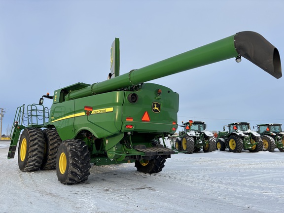 2017 John Deere S680 Combine