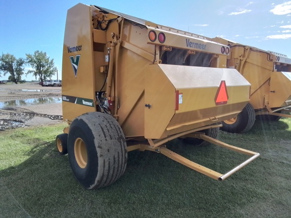 2017 Vermeer 605N Select Baler/Round