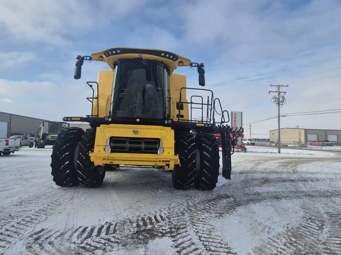 2021 New Holland CR8.90 Combine