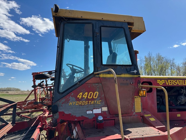 1981 Versatile 4400 Windrower