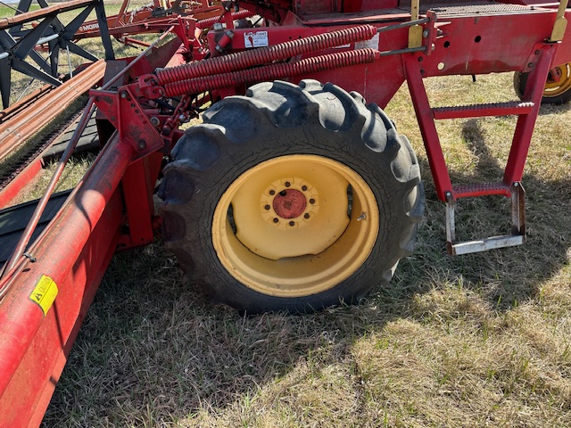 1981 Versatile 4400 Windrower