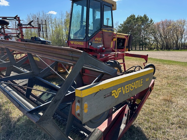 1981 Versatile 4400 Windrower