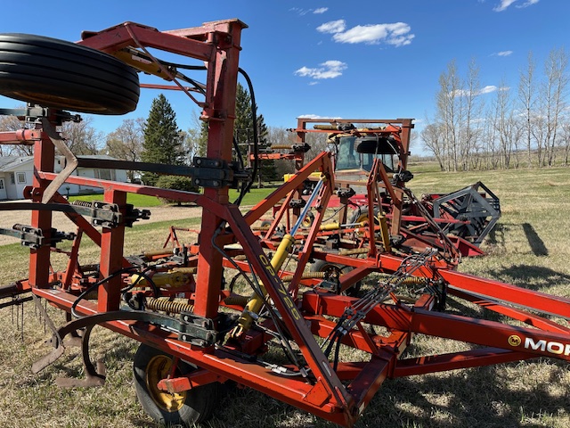 1982 Morris CP725 Field Cultivator